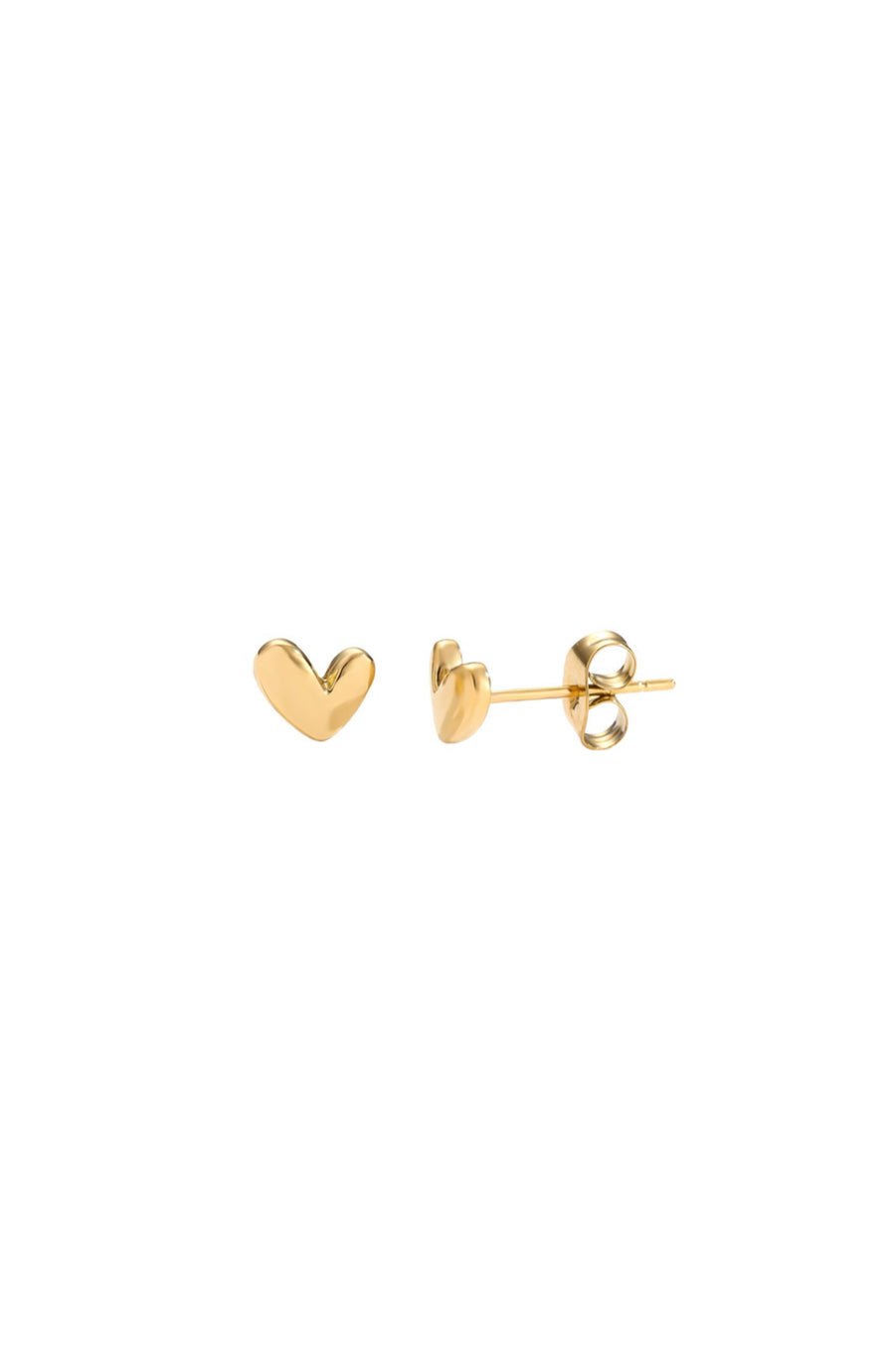 Goldene kleine Ohrstecker in Herzform.