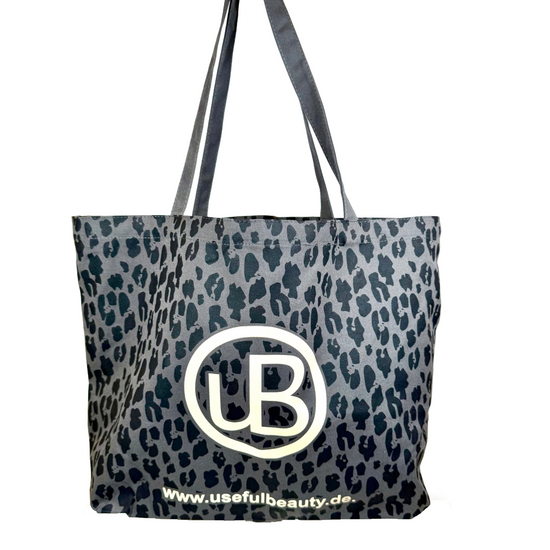 Dunkelgraue Tragetasche mit Leo Muster mit useful Beauty Logo
