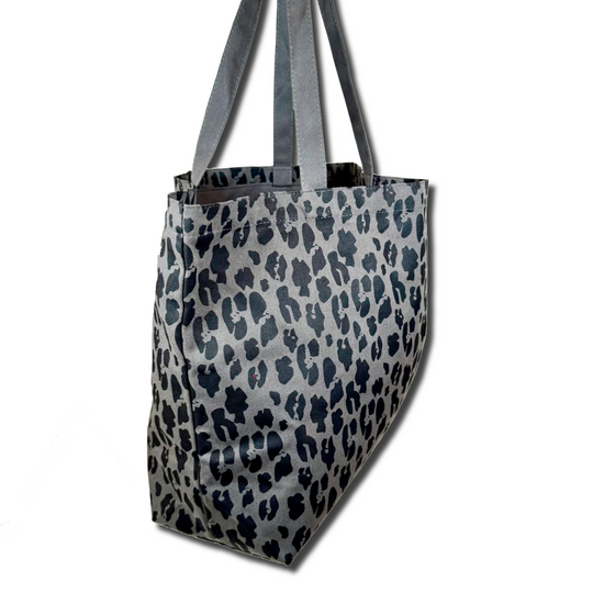 Dunkelgraue Tragetasche mit Leo Muster mit useful Beauty Logo