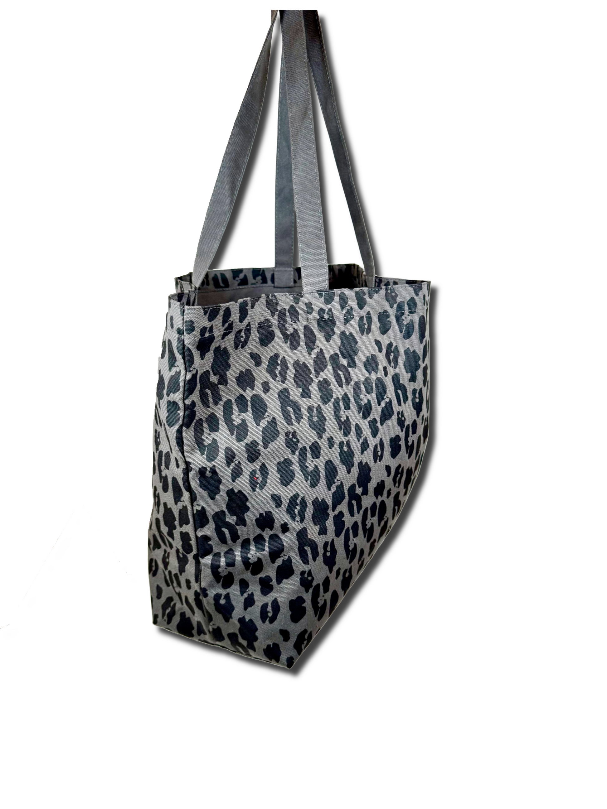 Dunkelgraue Tragetasche mit Leo Muster mit useful Beauty Logo