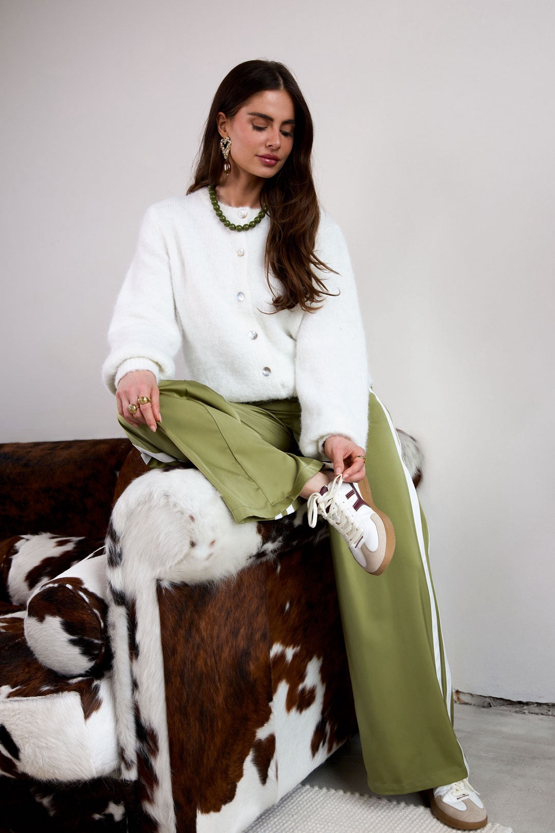 Damen Hose in Olivgrün mit weißen Seitenstreifen – locker geschnitten, Größe S-L