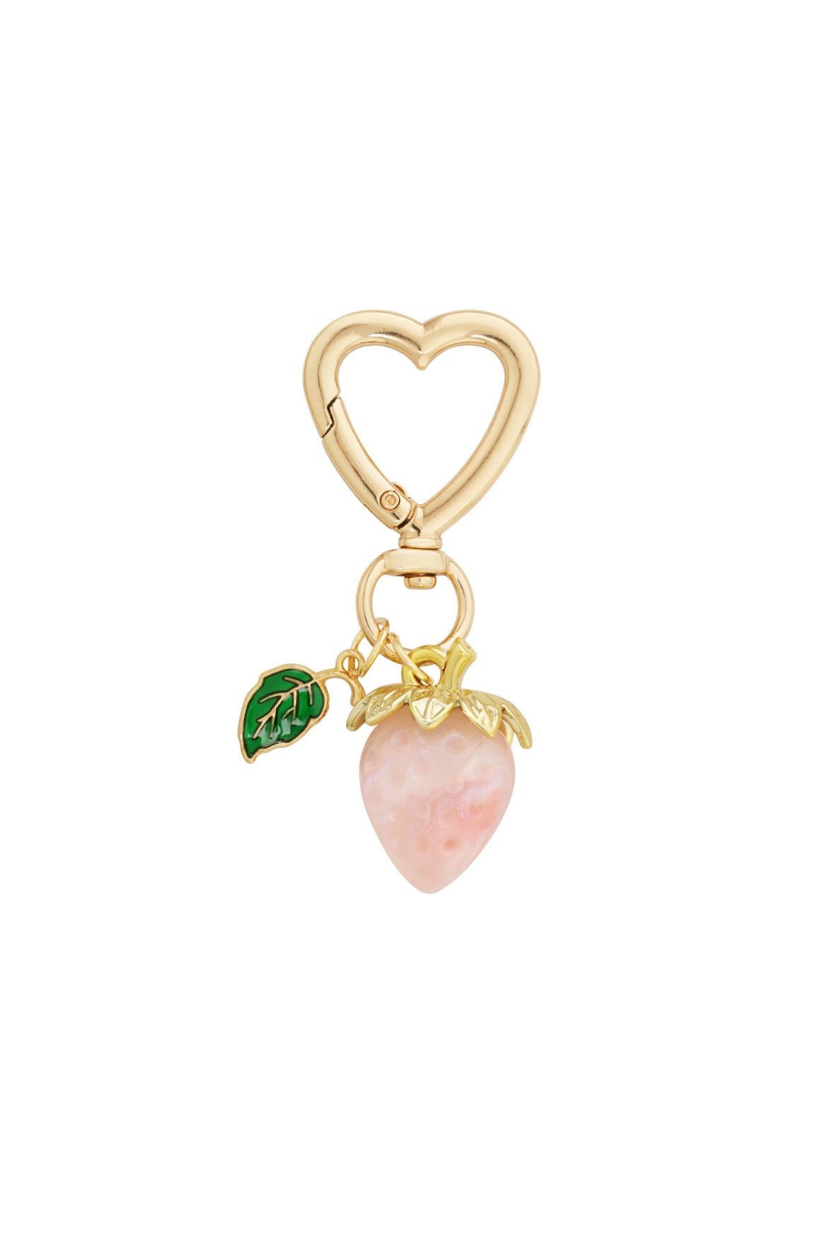 Rosa farbener Schlüsselanhänger in Erdbeerfom mit grünem Blatt und herzförmigen goldenen Karabiner.