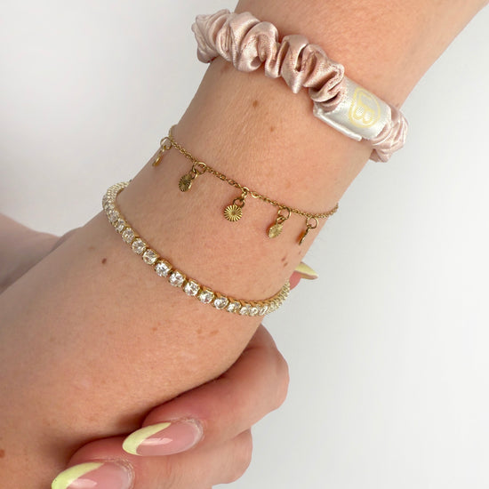 Rosé farbener Seiden Scrunchie in kleiner Größe.