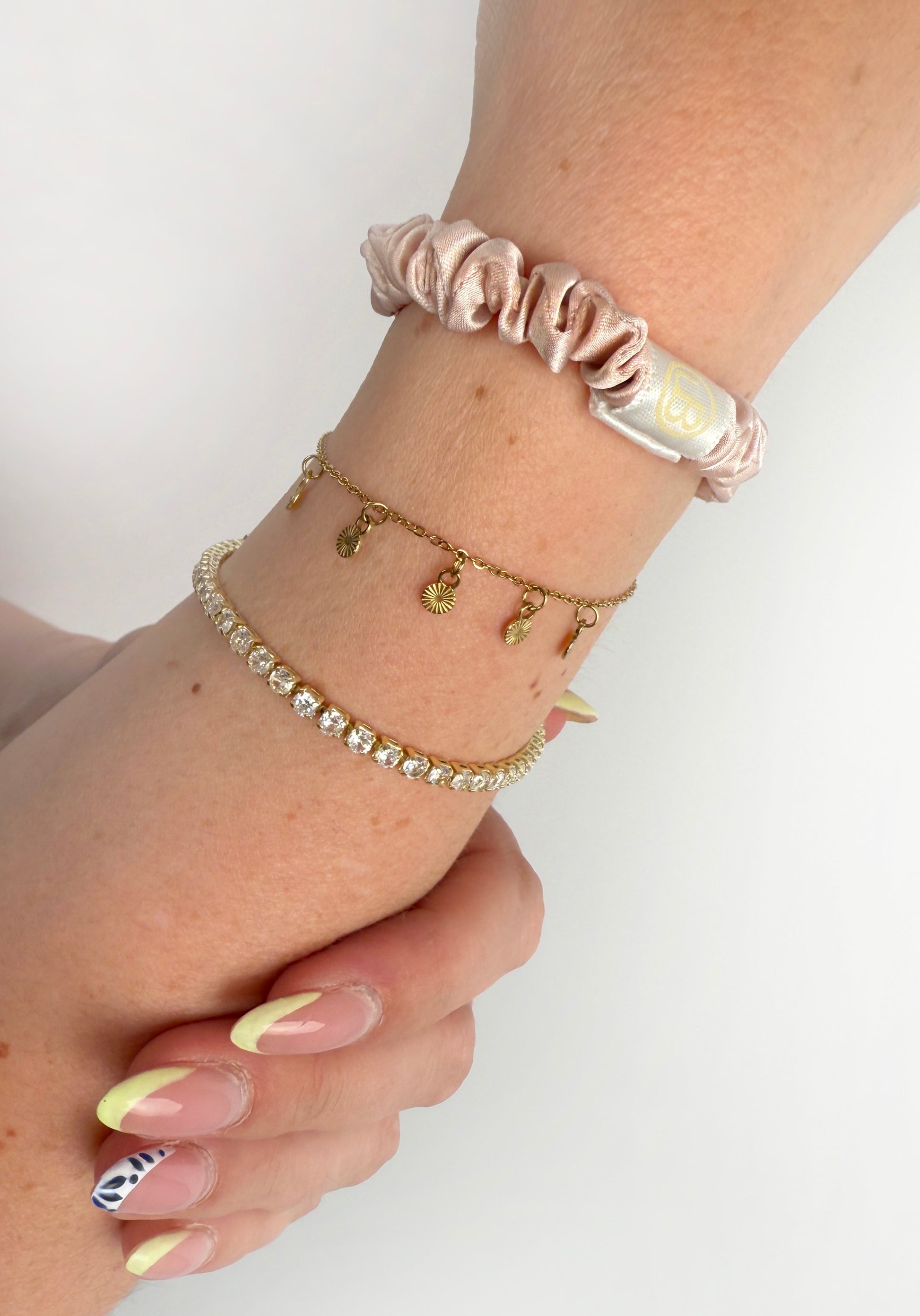 Rosé farbener Seiden Scrunchie in kleiner Größe.