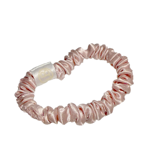 Rosé farbener Seiden Scrunchie in kleiner Größe.