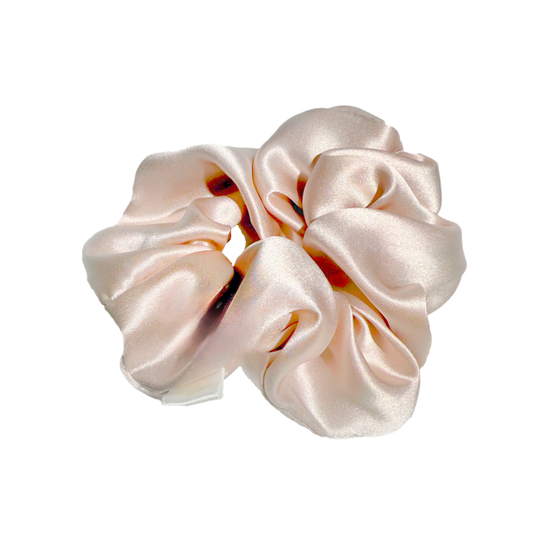 Rosé farbener Seidenscrunchie in großer Größe.