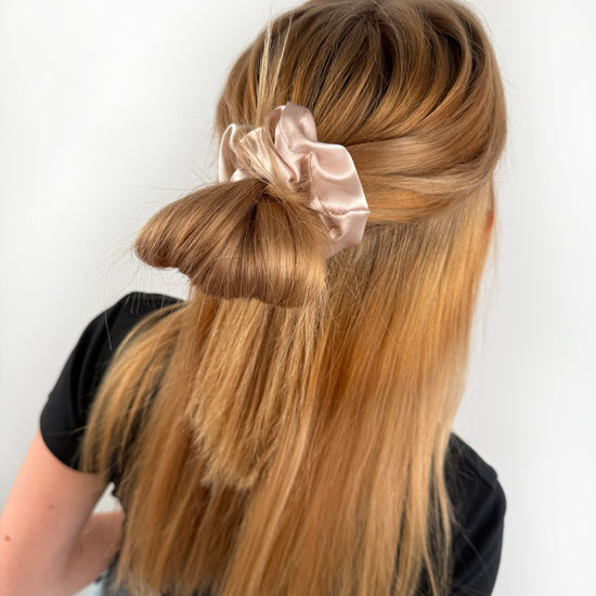 Rosé farbener Seidenscrunchie in großer Größe.