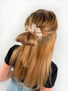 Rosé farbener Seidenscrunchie in großer Größe.