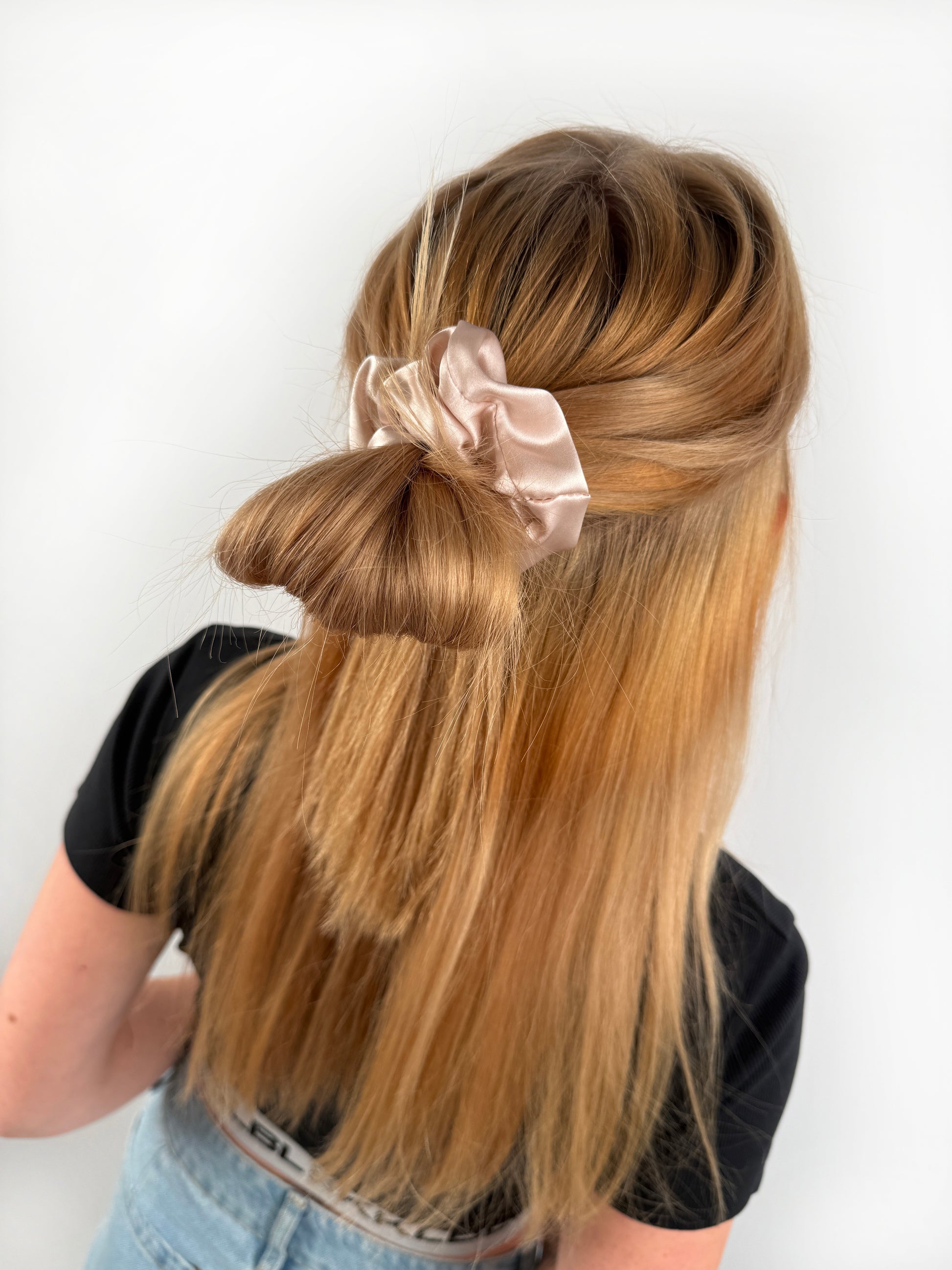 Rosé farbener Seidenscrunchie in großer Größe.