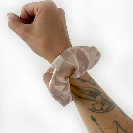 Rosé farbener Seidenscrunchie in großer Größe.