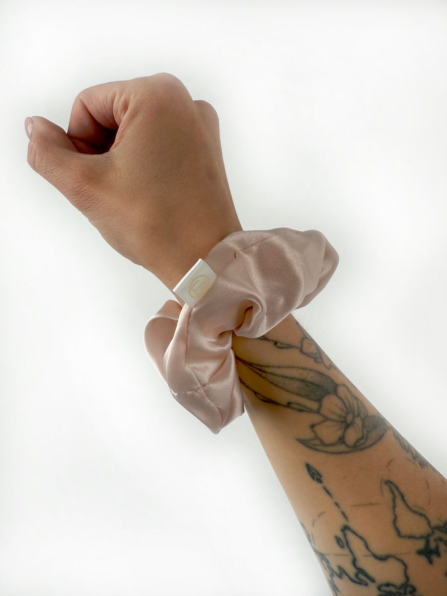 Rosé farbener Seidenscrunchie in großer Größe.