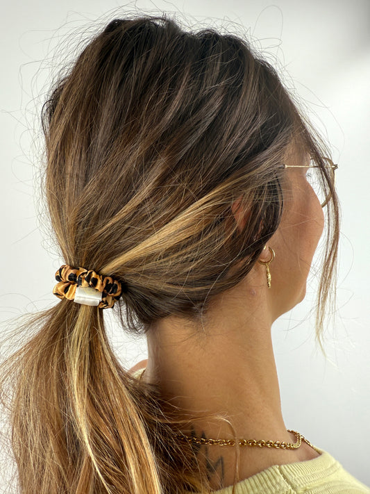 Zopf mit elegantem Seiden-Scrunchie im Leopardenmuster, edler Look für Alltag oder Abend.