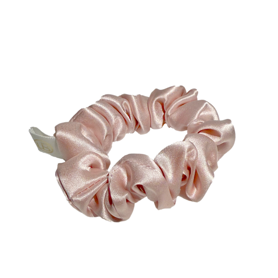Rosé farbener Seidenscrunchie in mittlerer Größe.