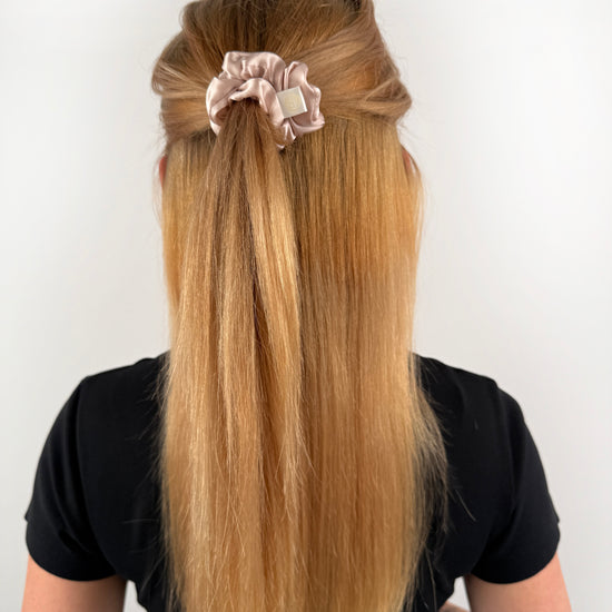 Rosé farbener Seidenscrunchie in mittlerer Größe.
