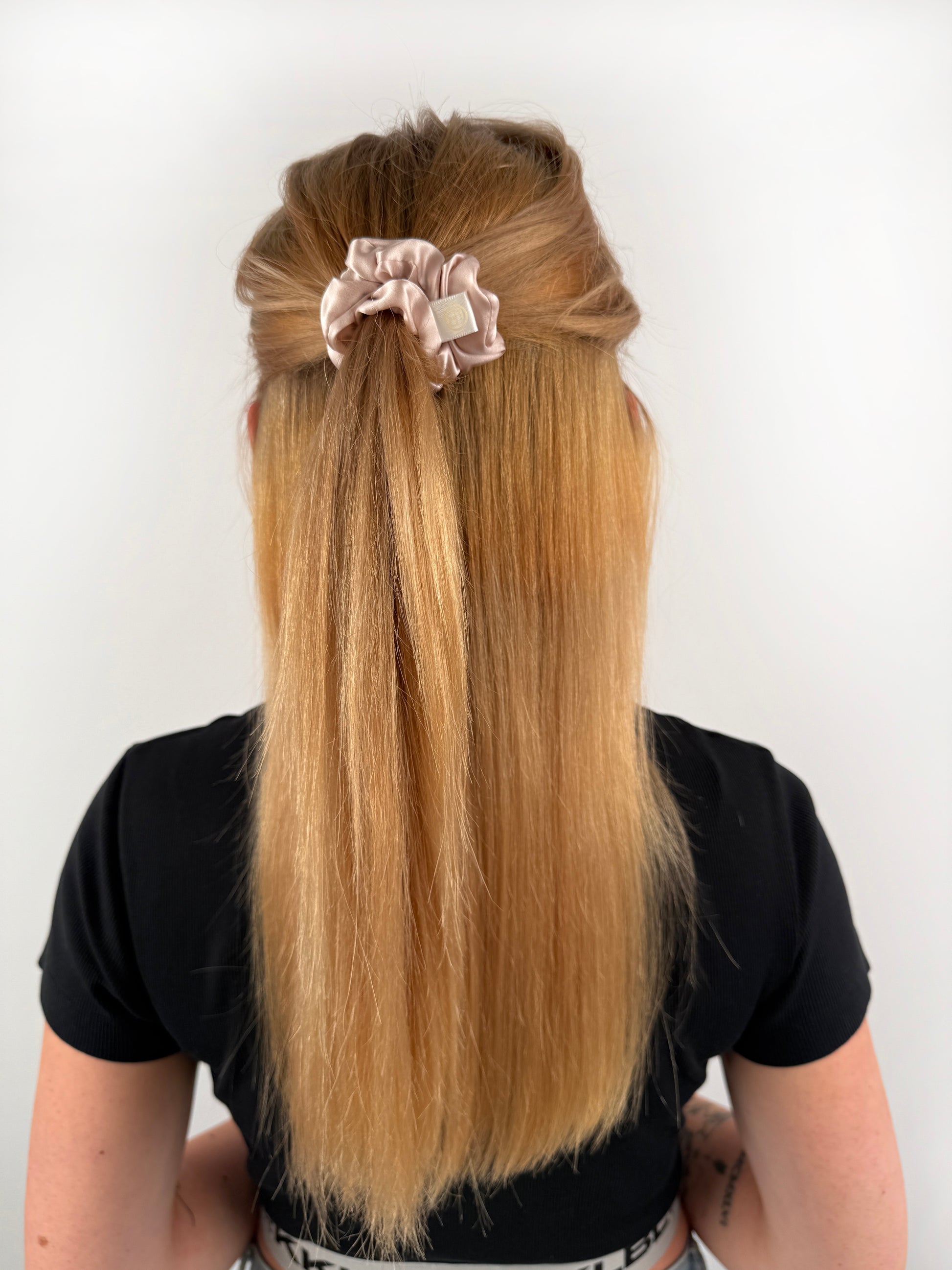 Rosé farbener Seidenscrunchie in mittlerer Größe.