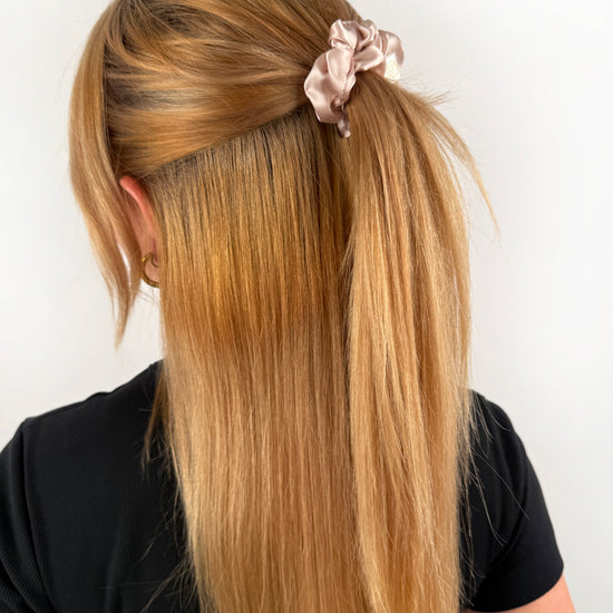 Rosé farbener Seidenscrunchie in mittlerer Größe.