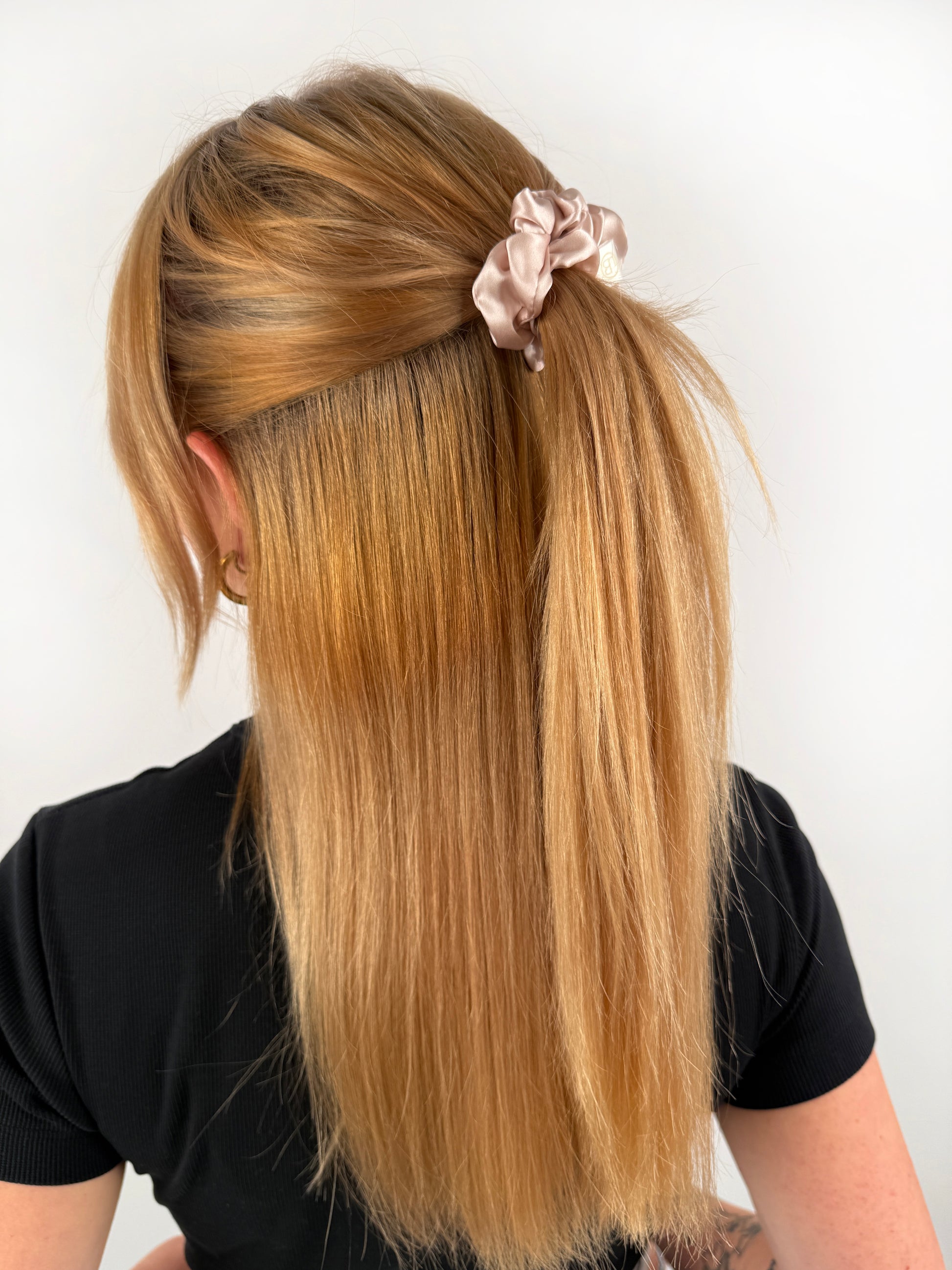 Rosé farbener Seidenscrunchie in mittlerer Größe.