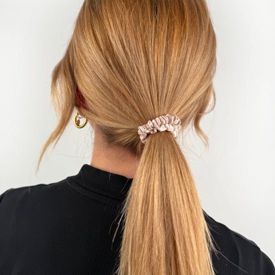 Rosé farbener Seiden Scrunchie in kleiner Größe.