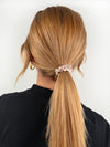 Rosé farbener Seiden Scrunchie in kleiner Größe.