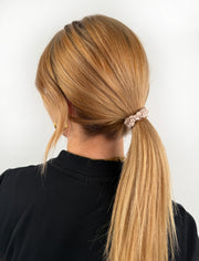 Rosé farbener Seiden Scrunchie in kleiner Größe.