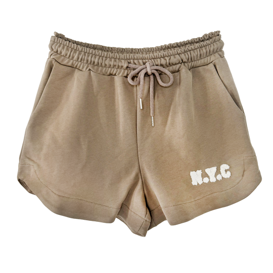 Kurze Taube Farbene Baumwollshorts mit flauschiger N.Y.C Aufschrift, seitlichen Taschen und Kordel im Gummibund.