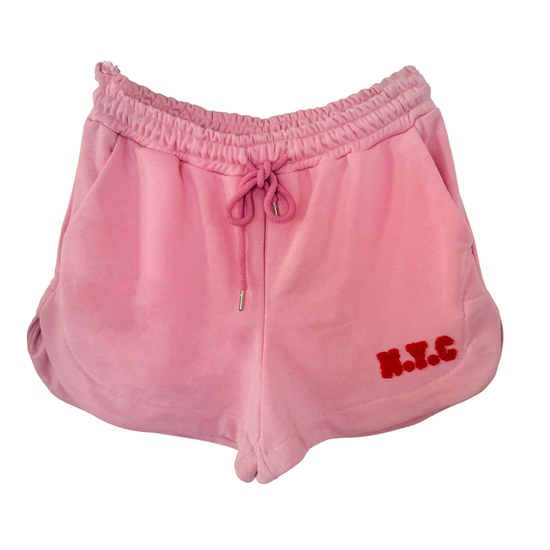 Kurze rosa Baumwollshorts mit flauschiger N.Y.C Aufschrift, seitlichen Taschen und Kordel im Gummibund.