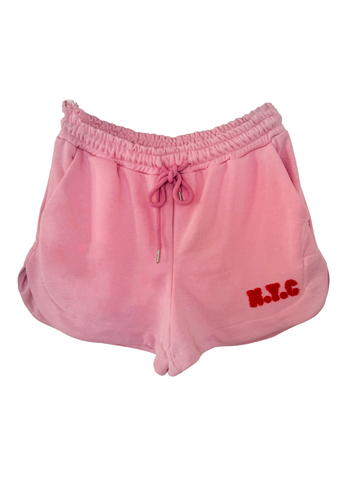 Kurze rosa Baumwollshorts mit flauschiger N.Y.C Aufschrift, seitlichen Taschen und Kordel im Gummibund.