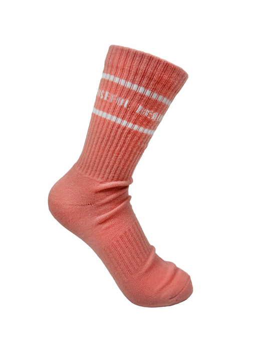 Halbhohe Sportsocke Corallfarben mit weißen Streifen und eingestickter Schrift useful Beauty.