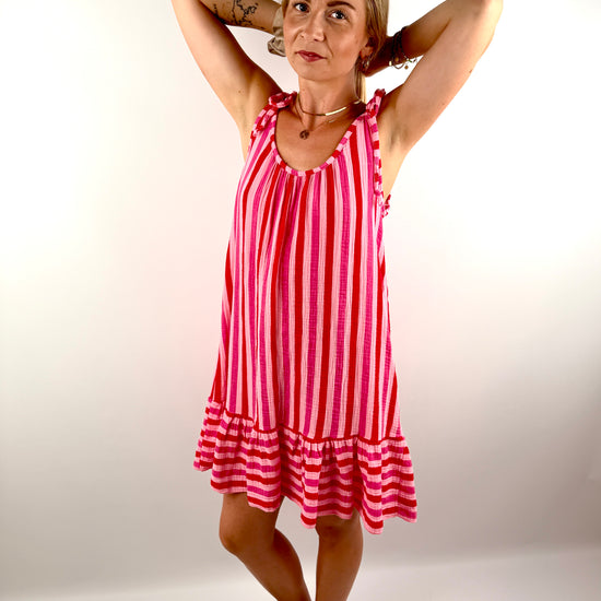 Kurzes Musselin Klied mit einstellbaren Spaghetti Trägern in sommerlichen grellen Farben.