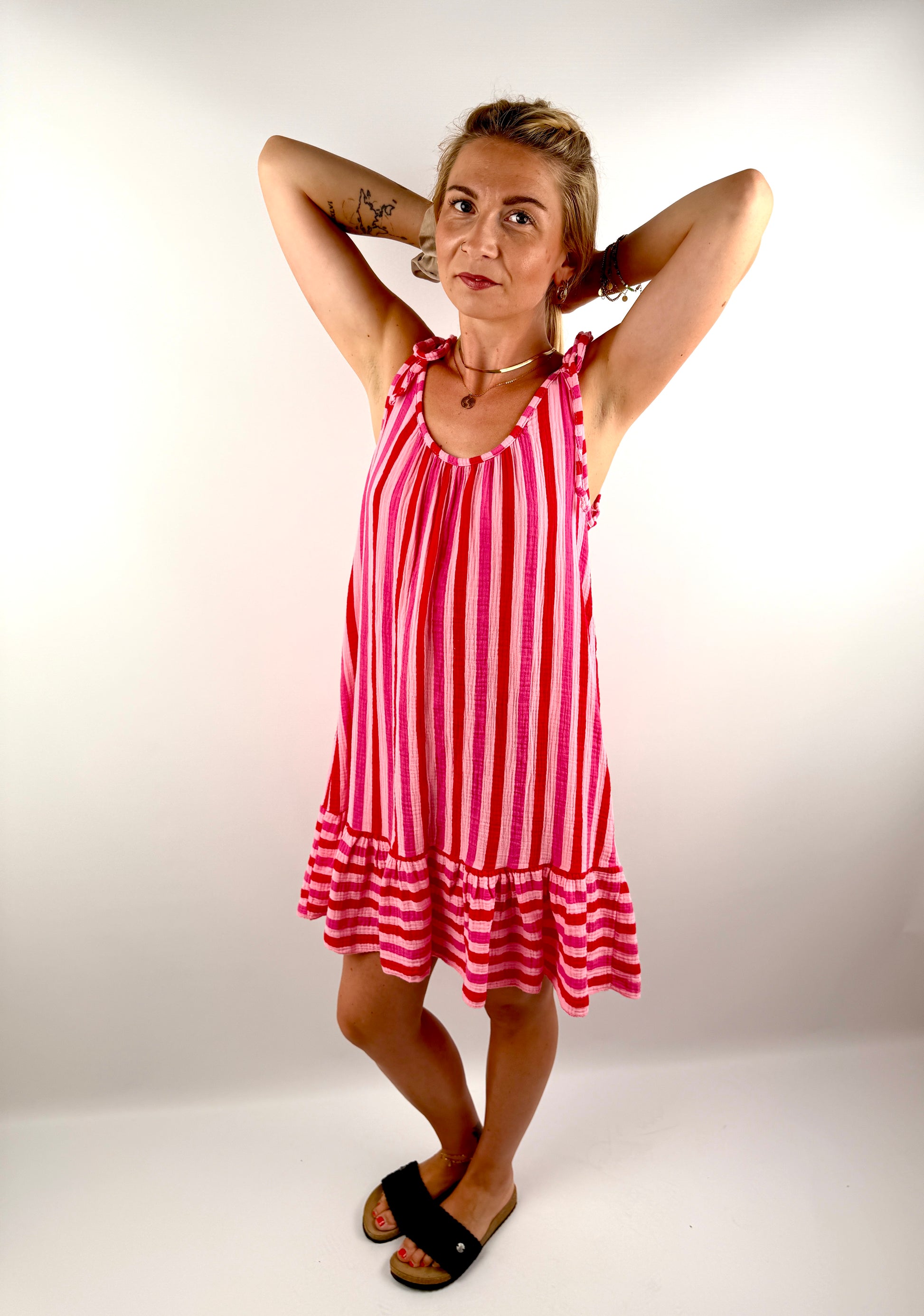 Kurzes Musselin Klied mit einstellbaren Spaghetti Trägern in sommerlichen grellen Farben.