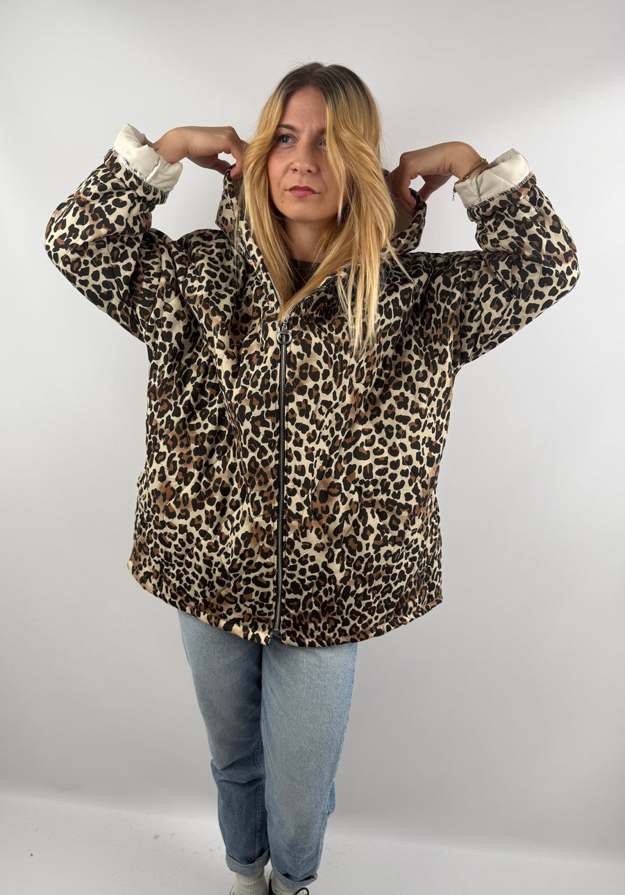 Vorderansicht Steppjacke im Leoprint mit Kapuze