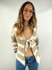 Beigefarbene Strickjacke mit cremefarbenen Streifen und Bindeschleife vorne – weich, feminin und modern gestylt mit Jeans und Ripp-Top.
