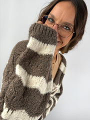 Detailaufnahme der flauschigen Strickjacke in Braun und Creme – weiche Struktur und gemütliche Passform.