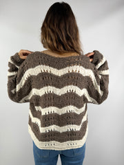 Rückenansicht einer braun-cremefarbenen Strickjacke mit wellenförmigem Streifenmuster – locker geschnitten und weich fallend.

