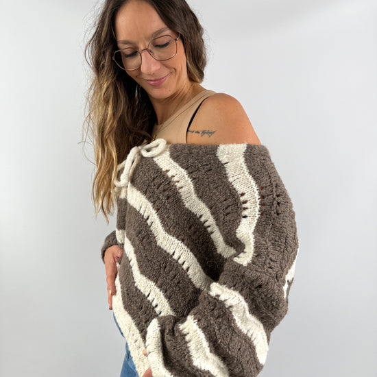 Gestreifte Strickjacke in Braun und Creme mit weitem Schnitt, locker über die Schulter getragen – casual Chic Look.