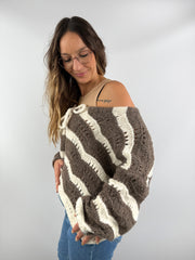 Gestreifte Strickjacke in Braun und Creme mit weitem Schnitt, locker über die Schulter getragen – casual Chic Look.