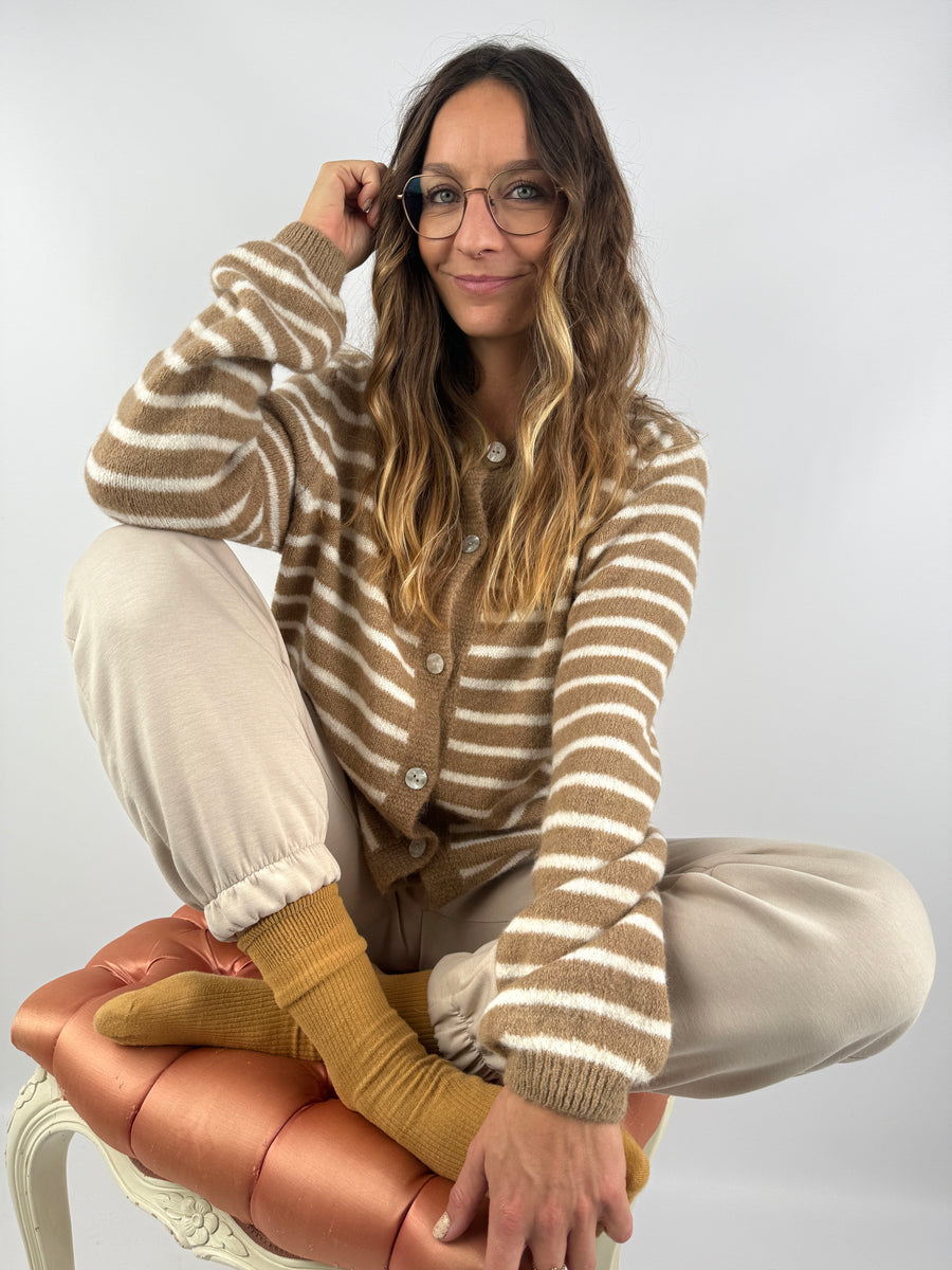 Striped Soft Knit – Gestreifte Strickjacke mit Perlmuttknöpfen | useful Beauty