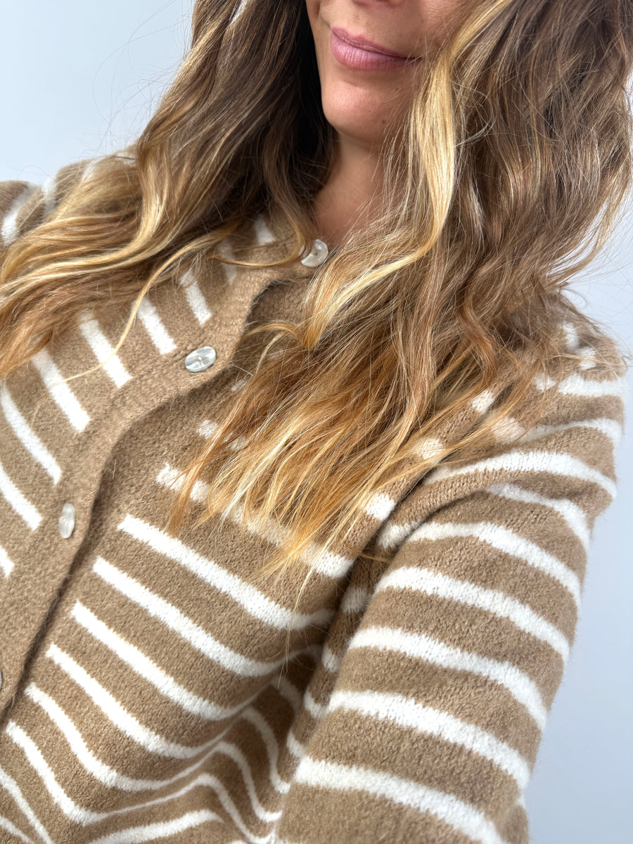 Striped Soft Knit – Gestreifte Strickjacke mit Perlmuttknöpfen | useful Beauty