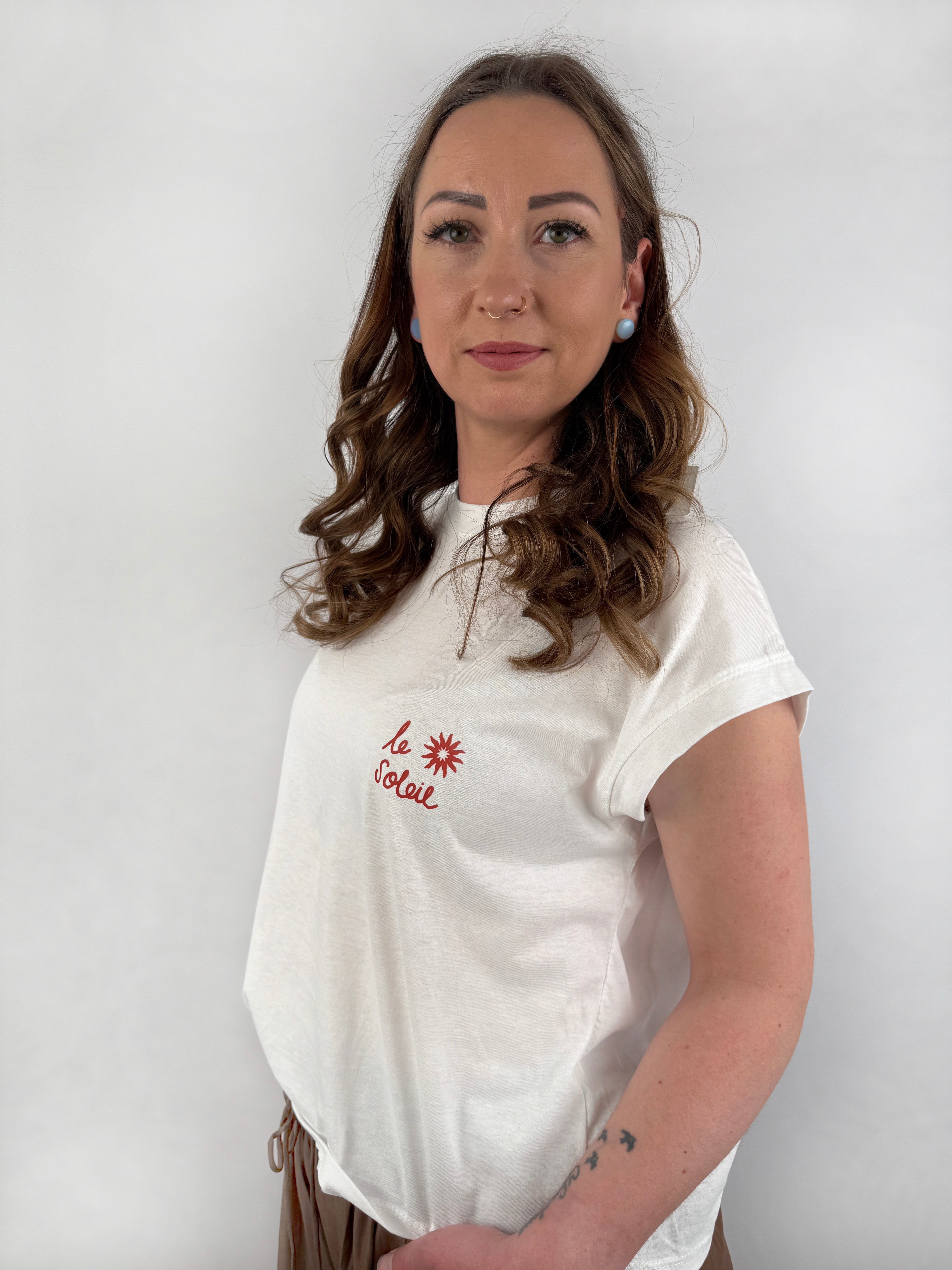 T-Shirt weiß mit rost roter Aufschrift Le Soleil.