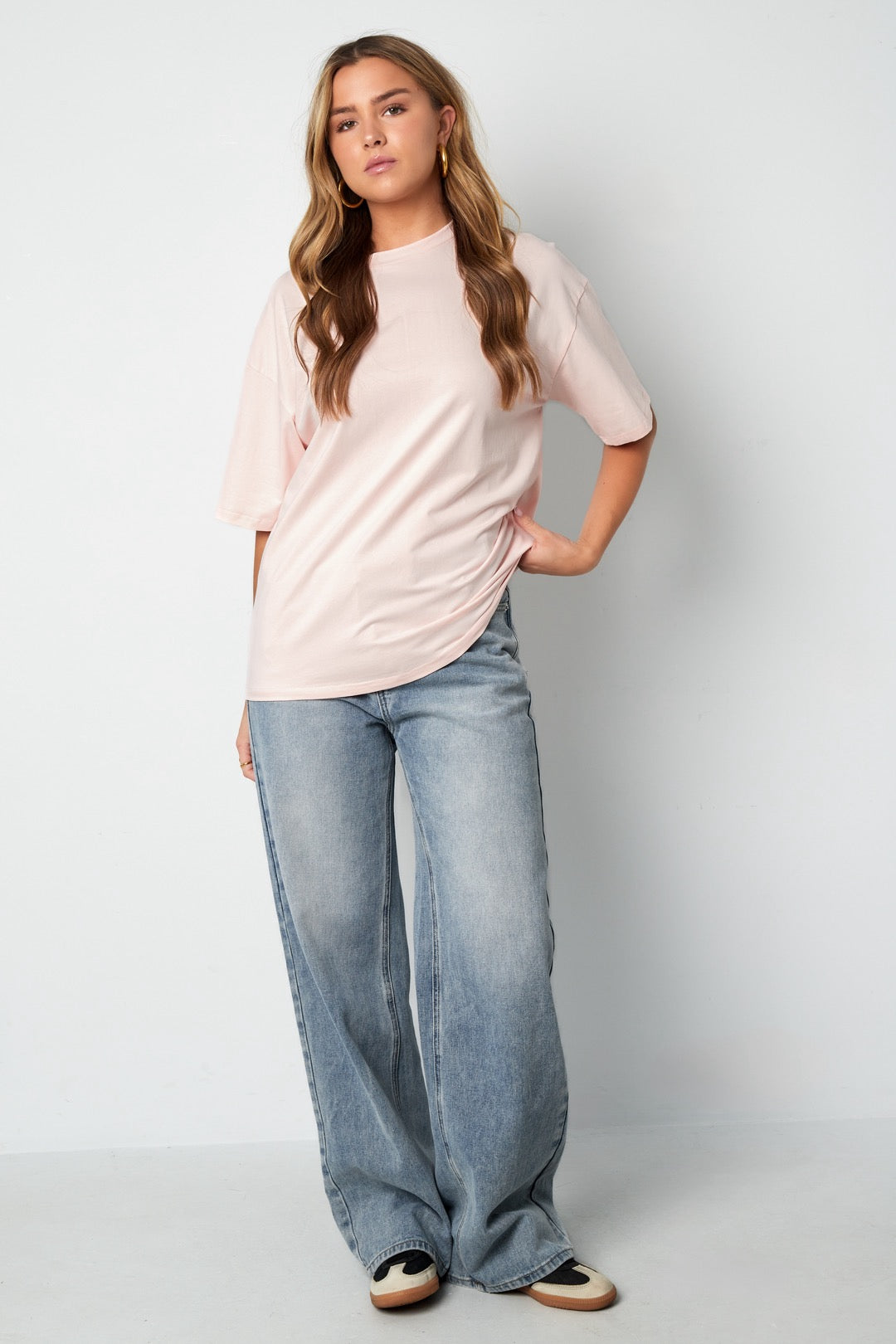 Lockeres ultra weiches T-Shirt mit Aufschrift PARIS auf Der Rückseite.