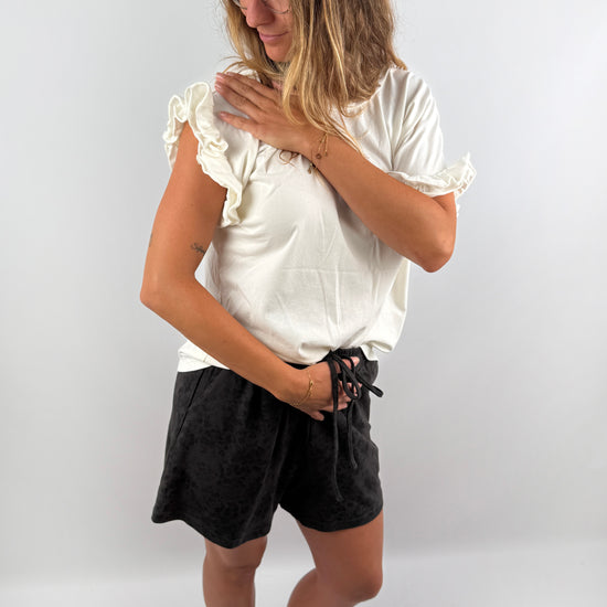 Creme farbenes T-Shirt mit Rüschen Ärmel.