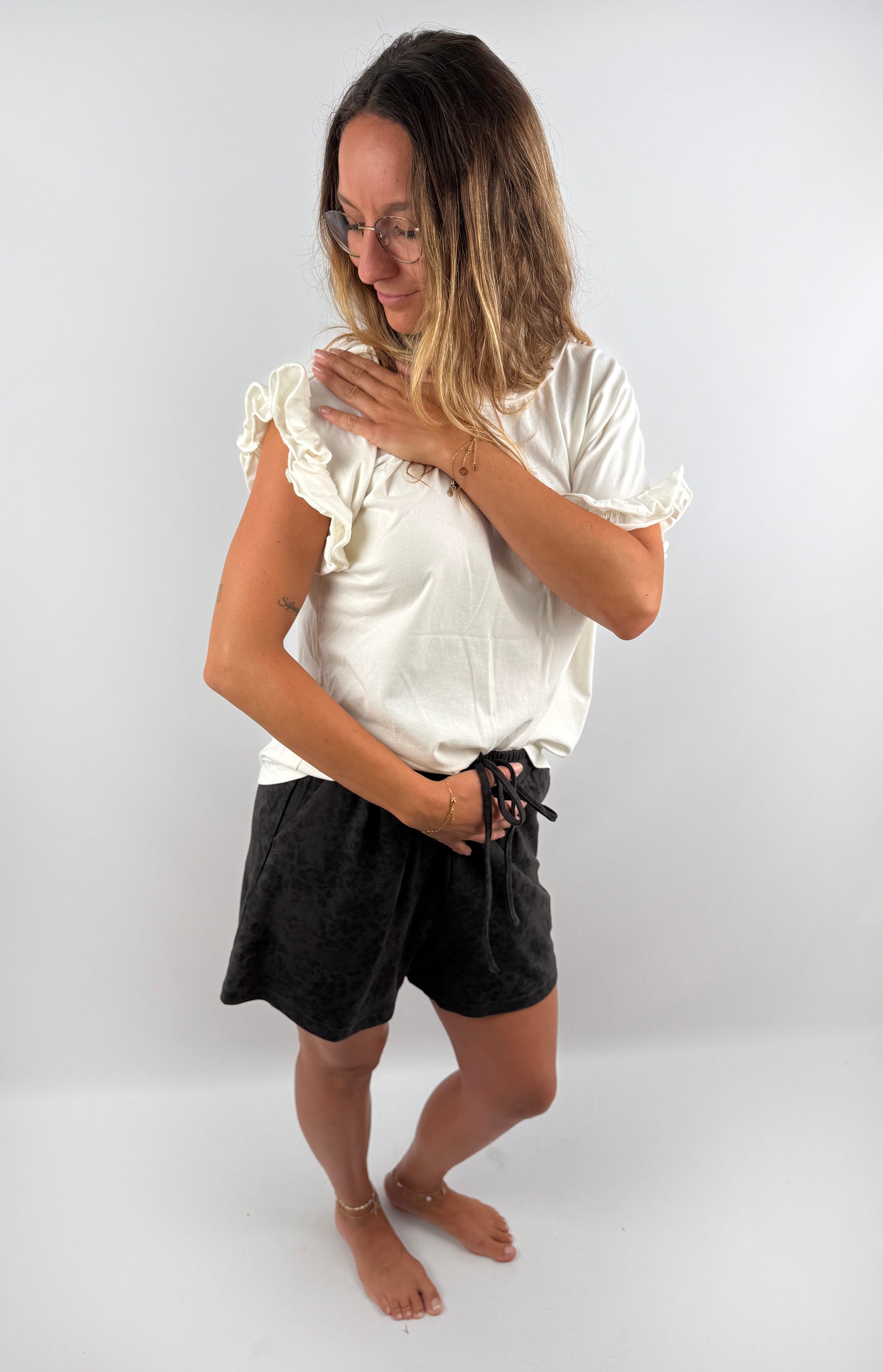 Creme farbenes T-Shirt mit Rüschen Ärmel.