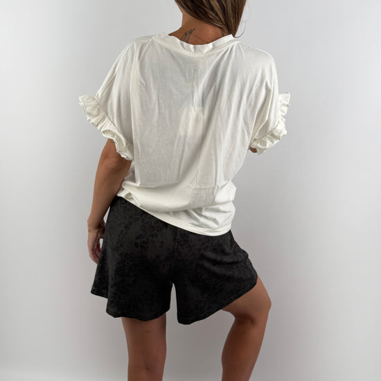 Creme farbenes T-Shirt mit Rüschen Ärmel.