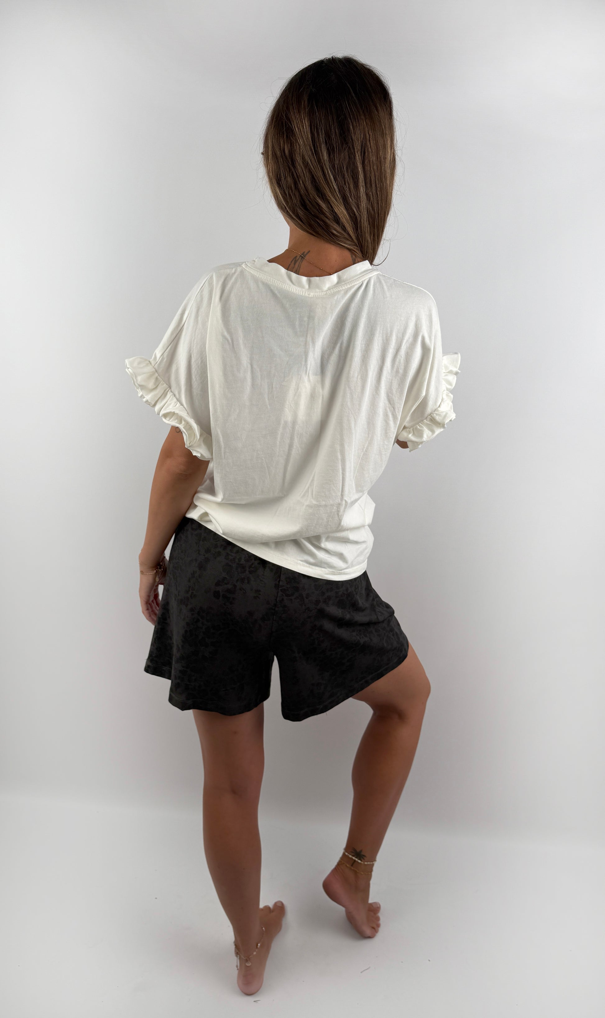 Creme farbenes T-Shirt mit Rüschen Ärmel.