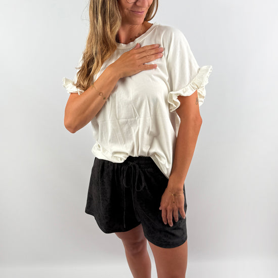 Creme farbenes T-Shirt mit Rüschen Ärmel.