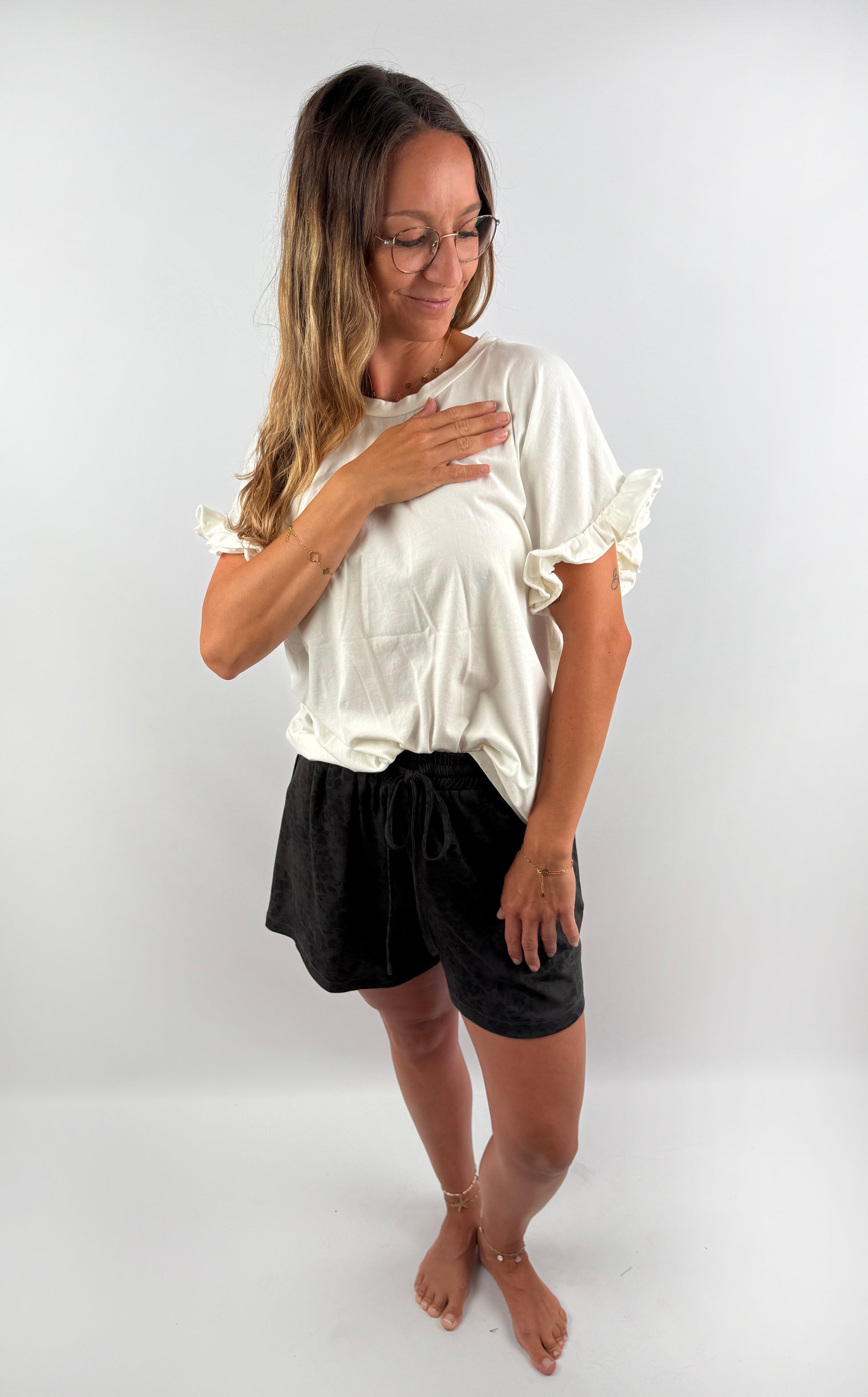 Creme farbenes T-Shirt mit Rüschen Ärmel.