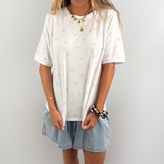 weißes T-Shirt mit kleinen feinen rosa Schleifen.