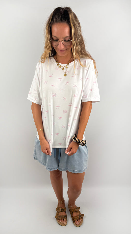 weißes T-Shirt mit kleinen feinen rosa Schleifen.