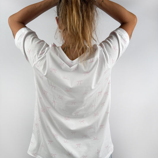weißes T-Shirt mit kleinen feinen rosa Schleifen.