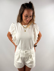 T-Shirt mit größen Volant Ärmeln in der Farbe Offwhite.